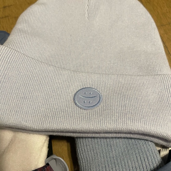 NWT MAD HAPPY GLOVES AND HAT COLLAB WITH COLUMBIA BUNDLE - Picture 3 of 6